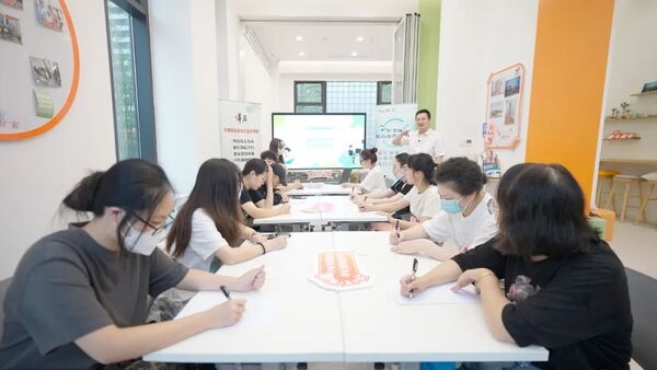 主題教育｜從解決“一件事”到辦好“一類事”：莘莊鎮(zhèn)著力打造“15分鐘就業(yè)服務圈”，就業(yè)服務從“莘”出發(fā)